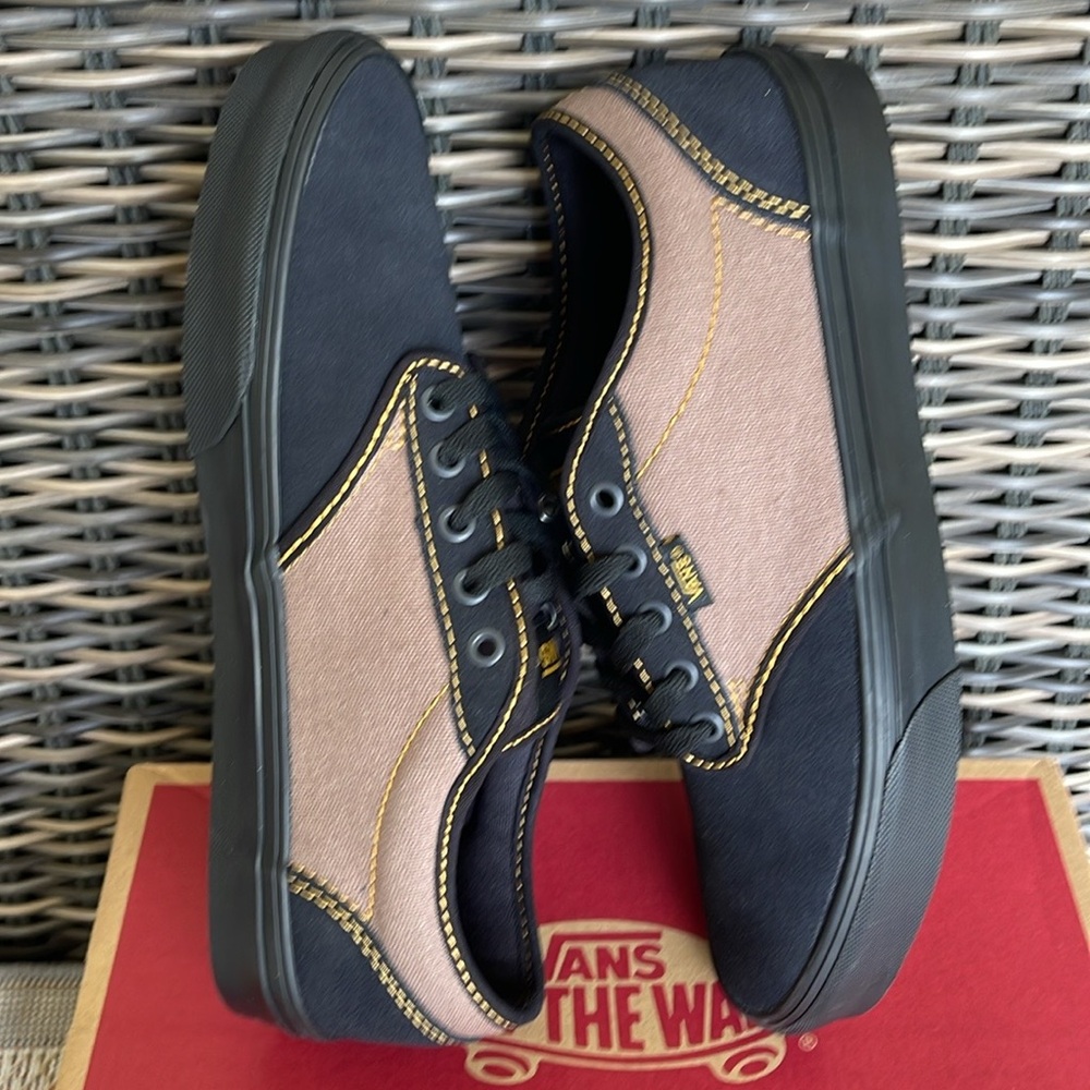 Vans Men’s Atwood
VN000CX8B29
Sneakers
Color: Outcore Phantom/Black - Picture 11 of 16